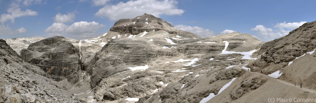 Stratified dolomitic limestones in the Sella Group