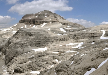 Stratified dolomitic limestones in the Sella Group